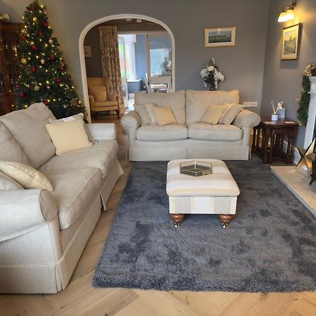 Vast, Elegant Home With Indoor Pool & Sauna Near Popular Golf Course Kington  Exterior photo