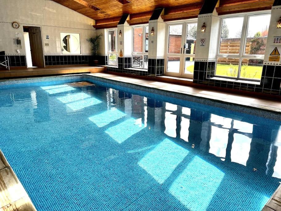 Vast, Elegant Home With Indoor Pool & Sauna Near Popular Golf Course Kington  Exterior photo