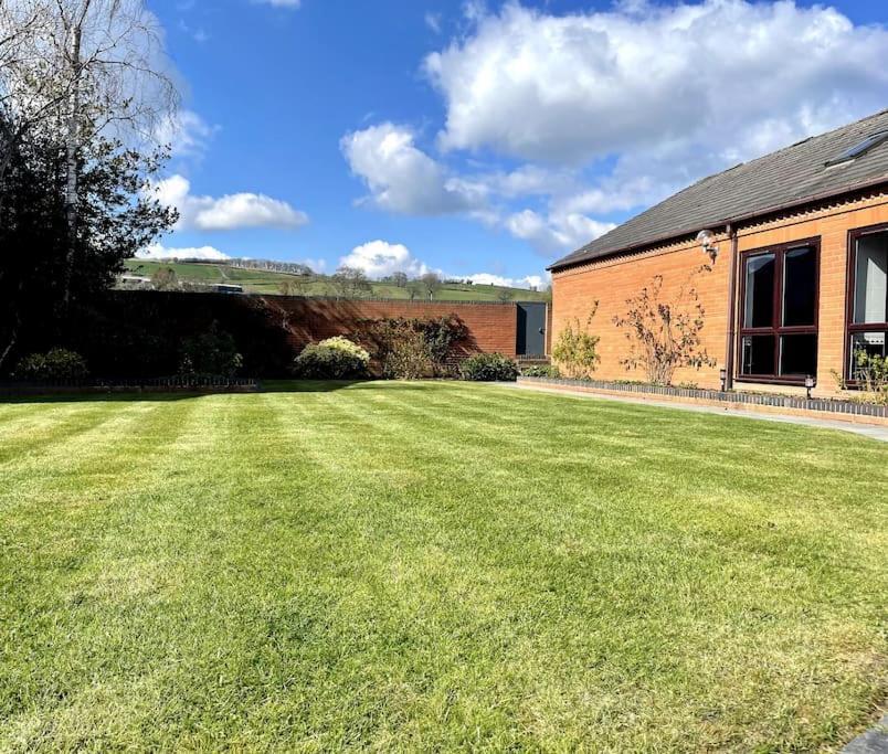 Vast, Elegant Home With Indoor Pool & Sauna Near Popular Golf Course Kington  Exterior photo