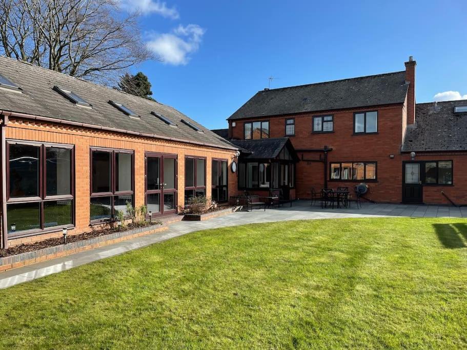 Vast, Elegant Home With Indoor Pool & Sauna Near Popular Golf Course Kington  Exterior photo