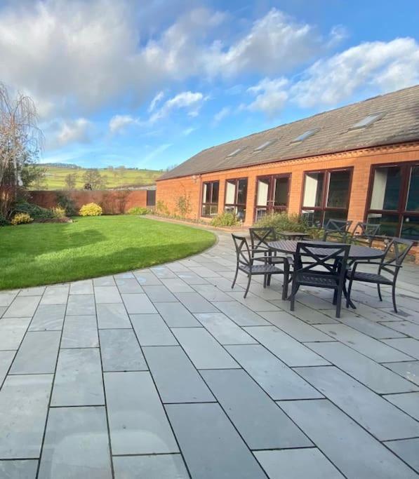 Vast, Elegant Home With Indoor Pool & Sauna Near Popular Golf Course Kington  Exterior photo