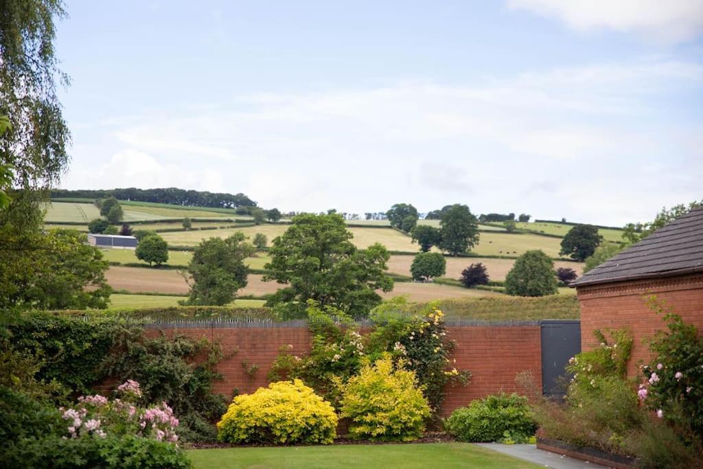 Vast, Elegant Home With Indoor Pool & Sauna Near Popular Golf Course Kington  Exterior photo