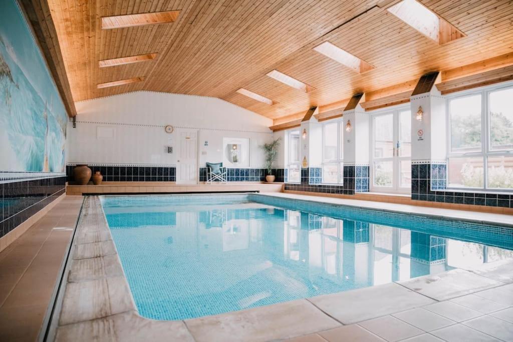Vast, Elegant Home With Indoor Pool & Sauna Near Popular Golf Course Kington  Exterior photo