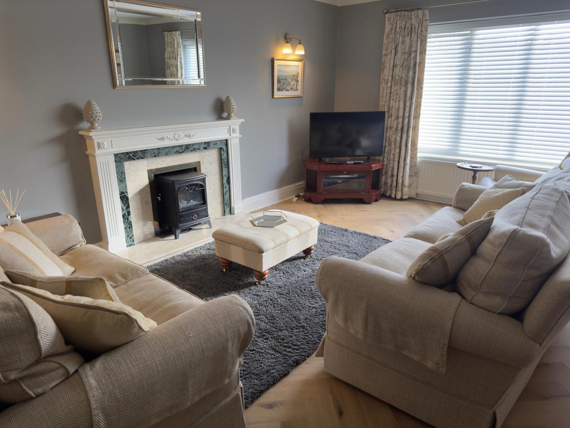 Vast, Elegant Home With Indoor Pool & Sauna Near Popular Golf Course Kington  Exterior photo