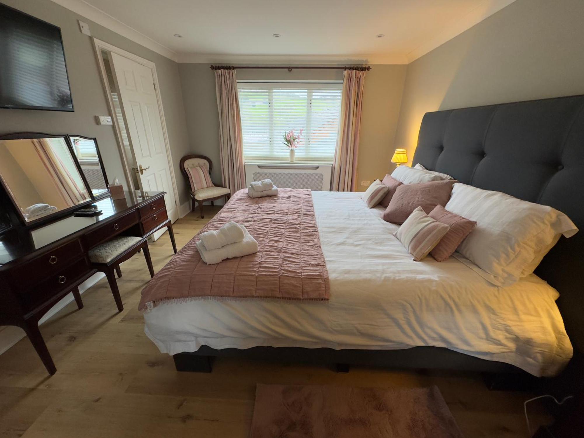 Vast, Elegant Home With Indoor Pool & Sauna Near Popular Golf Course Kington  Exterior photo