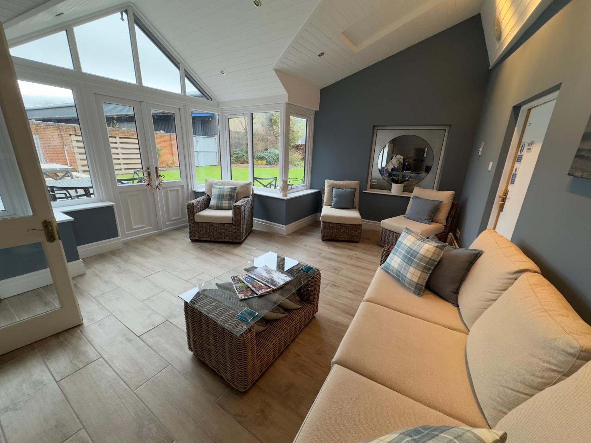 Vast, Elegant Home With Indoor Pool & Sauna Near Popular Golf Course Kington  Exterior photo