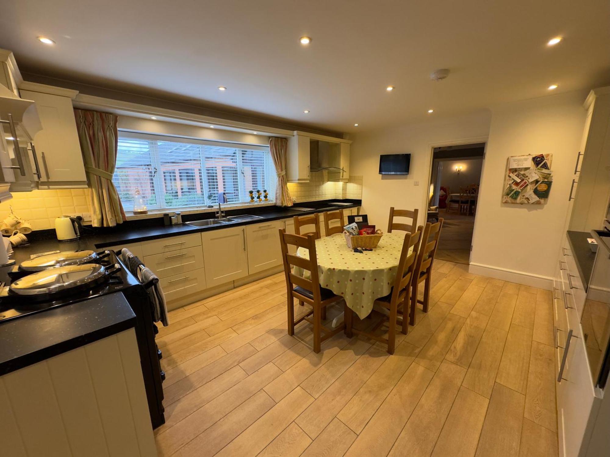 Vast, Elegant Home With Indoor Pool & Sauna Near Popular Golf Course Kington  Exterior photo