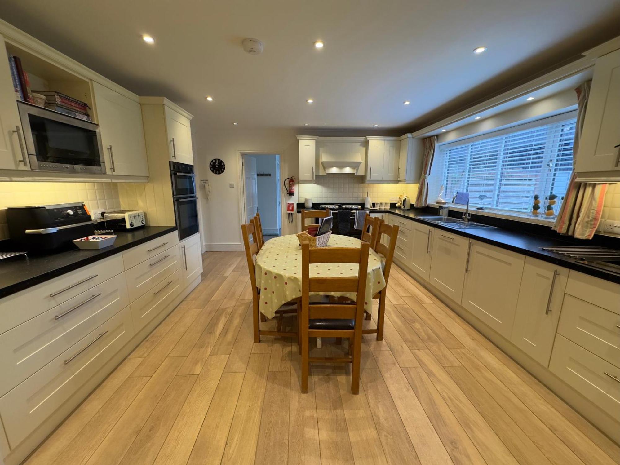 Vast, Elegant Home With Indoor Pool & Sauna Near Popular Golf Course Kington  Exterior photo