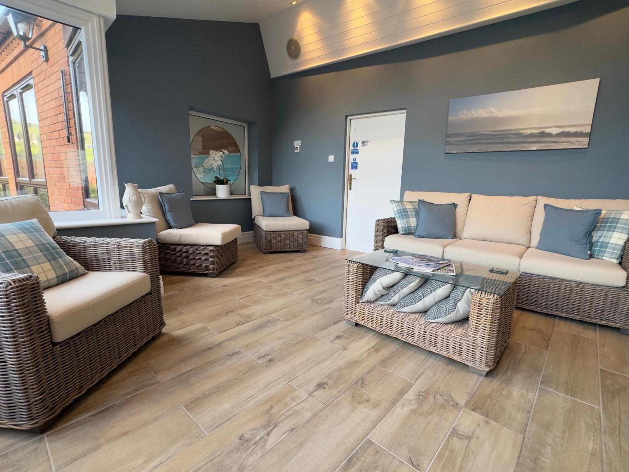 Vast, Elegant Home With Indoor Pool & Sauna Near Popular Golf Course Kington  Exterior photo