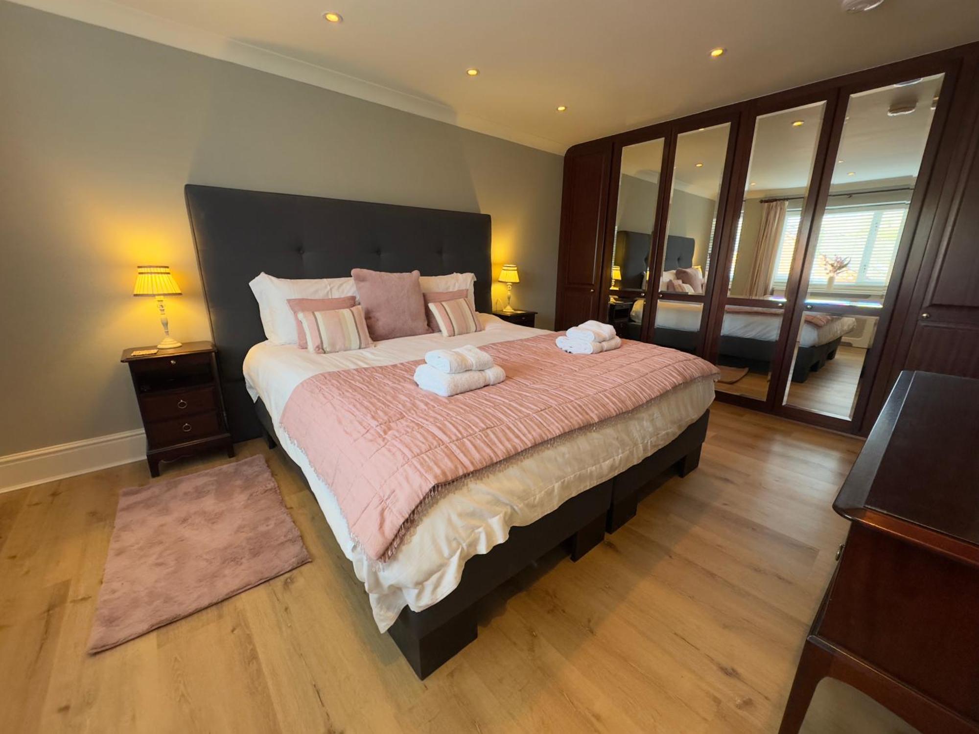 Vast, Elegant Home With Indoor Pool & Sauna Near Popular Golf Course Kington  Exterior photo