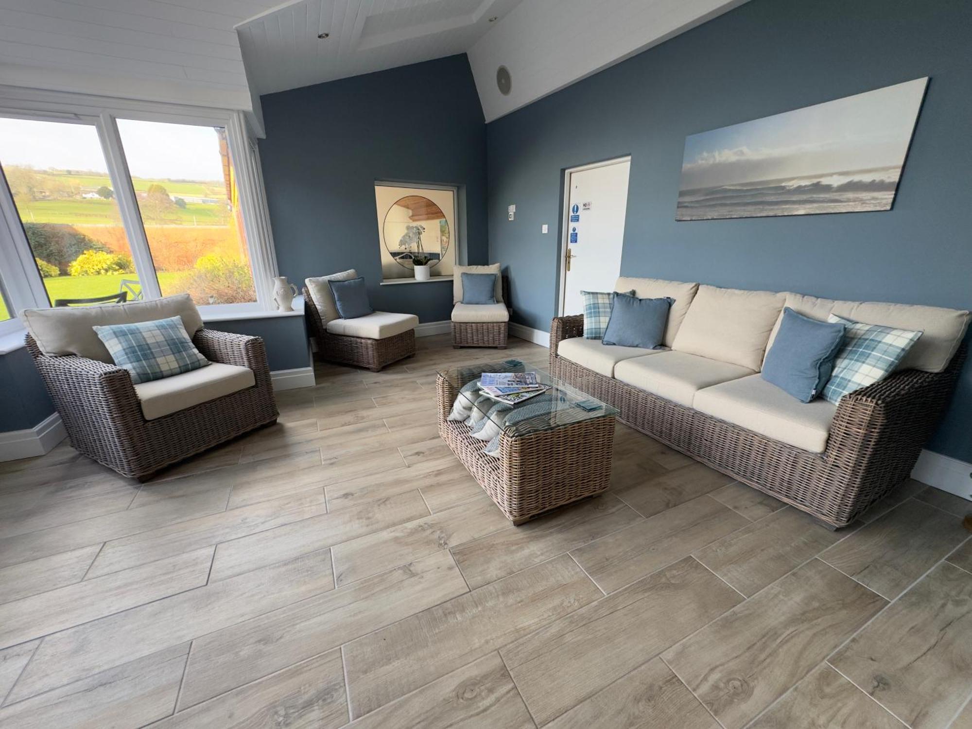 Vast, Elegant Home With Indoor Pool & Sauna Near Popular Golf Course Kington  Exterior photo
